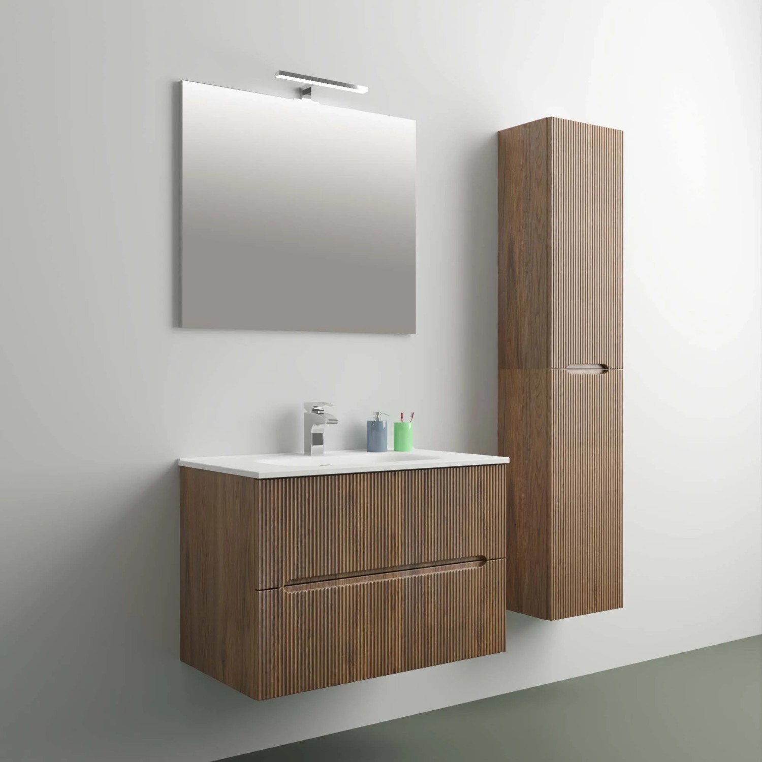 Set di mobili bagno moderni: mobile lavabo con mobiletto, specchiera e mobile alto effetto legno.