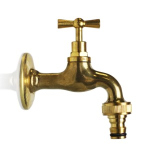 Rubinetto color ottone per fontane da giardino, primo piano.