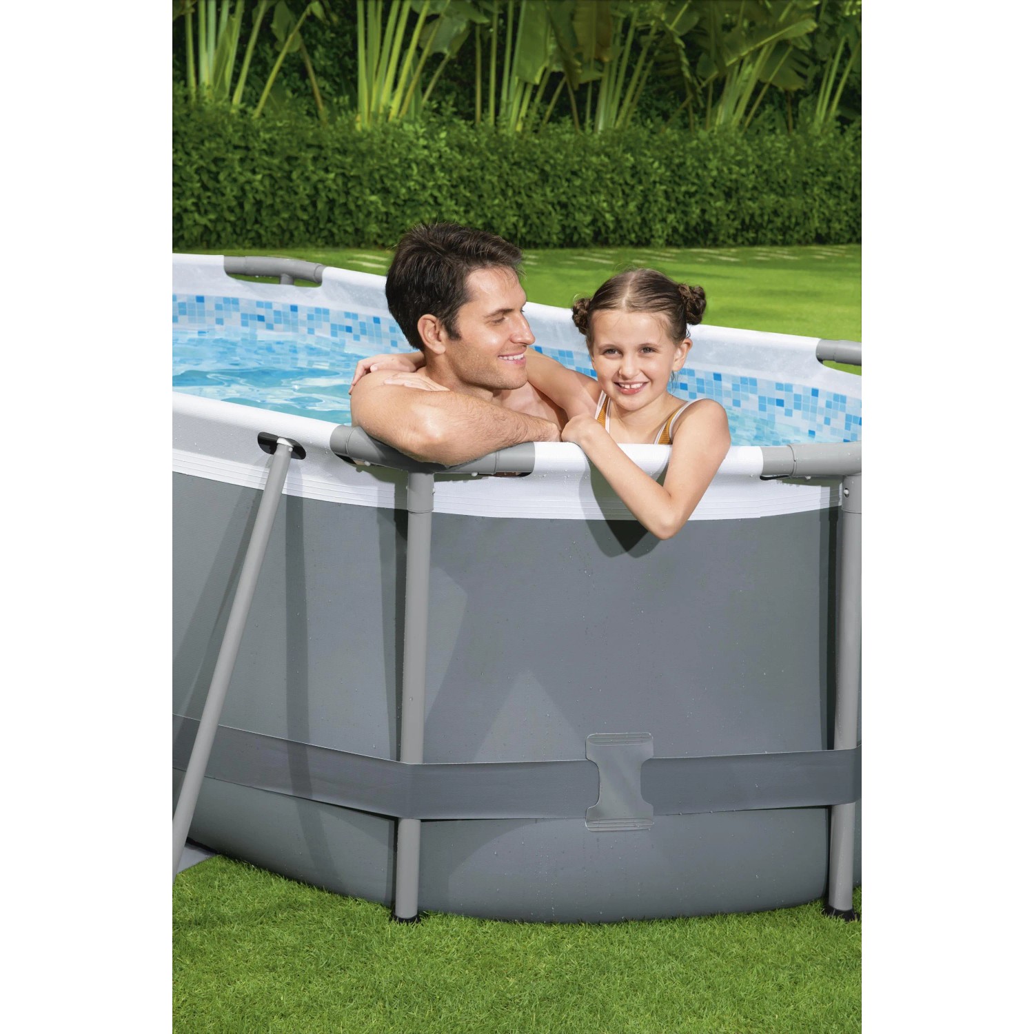 Piscina fuori terra: Padre e figlia nella piscina grigia in giardino.