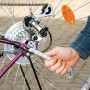 LUX Multischlüssel Classic in uso su una bicicletta. Chiave universale per riparazioni.