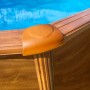 Dettaglio piscina Gre Mauritius Oval con effetto legno, connettore angolare e parete in acciaio.