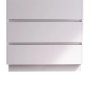 Mobile bagno bianco con tre cassetti e lavabo da appoggio. Arredo bagno.