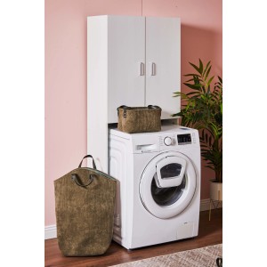 Lavatrice con cesto portabiancheria e pensile bianco in bagno.