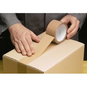 Nastro da imballaggio marrone LUX che sigilla una scatola di cartone. Nastro 66m x 50mm.