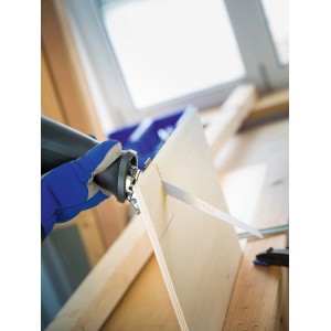 Lama per seghetto alternativo LUX in uso: taglio del legno con seghetto alternativo. Ideale per tagli precisi su legno e plastica.