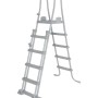 Scala grigia per piscina fuori terra, con corrimano e gradini.
