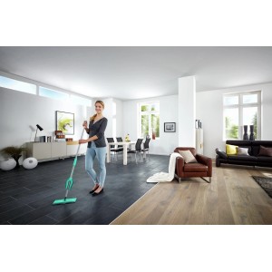 Donna pulisce il pavimento con il mocio Leifheit Piccolo micro duo turchese in soggiorno.