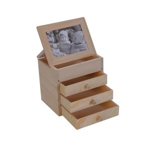 Cassettiera in legno grezzo con tre cassetti e cornice portafoto per accessori artistici.