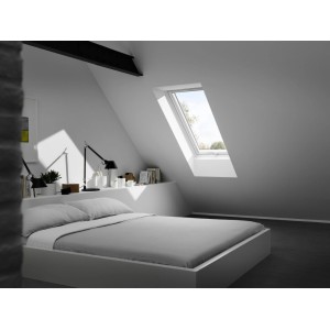 Finestra a bilico Velux GPU SK08 0068 bianca (114x140 cm) in mansarda.