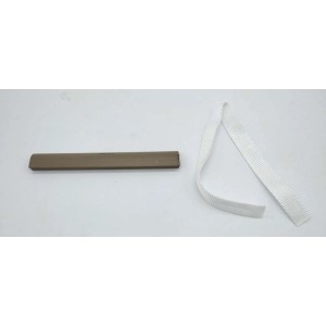 Accessorio per tapparelle: Listello terminale marrone e cordino di trazione bianco per tapparelle.