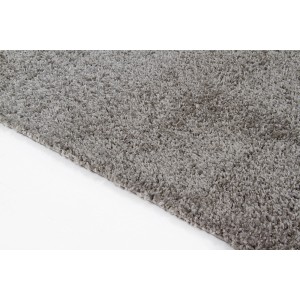 Dettaglio di un tappeto a pelo lungo grigio.