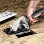 La sega circolare a batteria Worx WX527.9 in uso, taglia un foro in una tavola di legno.