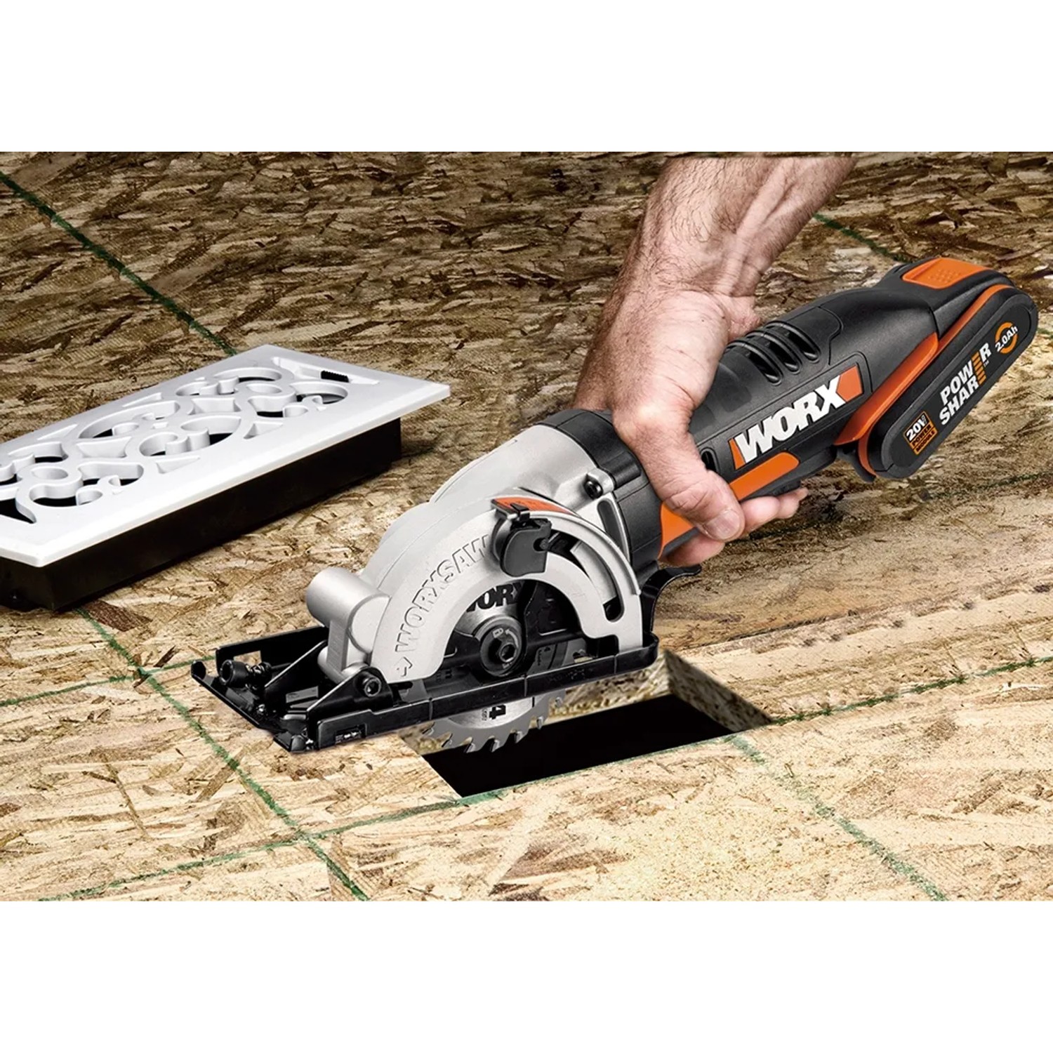 La sega circolare a batteria Worx WX527.9 in uso, taglia un foro in una tavola di legno.