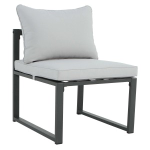 Poltrona da esterno t.b.t. con struttura in metallo grigio e cuscini grigio chiaro.