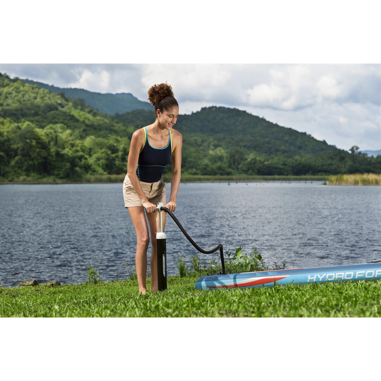 Donna gonfia la tavola SUP Bestway Oceana con la pompa. Set completo Stand Up Paddle.