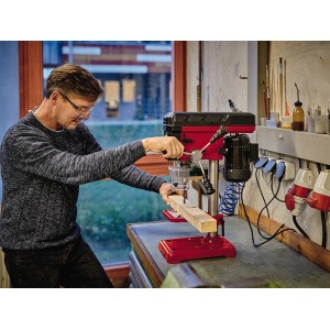 Trapano a colonna Einhell TC-BD 450 che fora il legno, rosso/nero.
