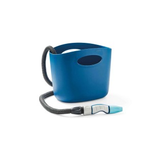 Contenitore blu con tubo per irrigazione giardino.