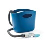 Contenitore blu con tubo per irrigazione giardino.