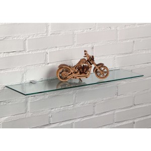 Mensola in vetro con moto decorativa su muro di mattoni bianchi. Mensola da parete per soggiorno.