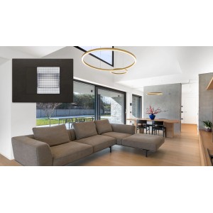 t.b.t. Torce in soggiorno moderno, cornice scura, struttura a griglia.