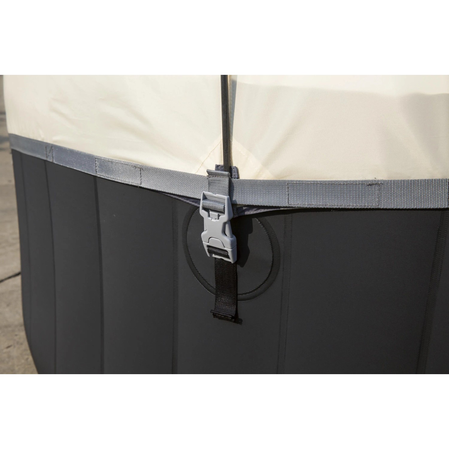 Tettuccio parasole Bestway LAY-Z-SPA, dettaglio del fissaggio alla piscina.