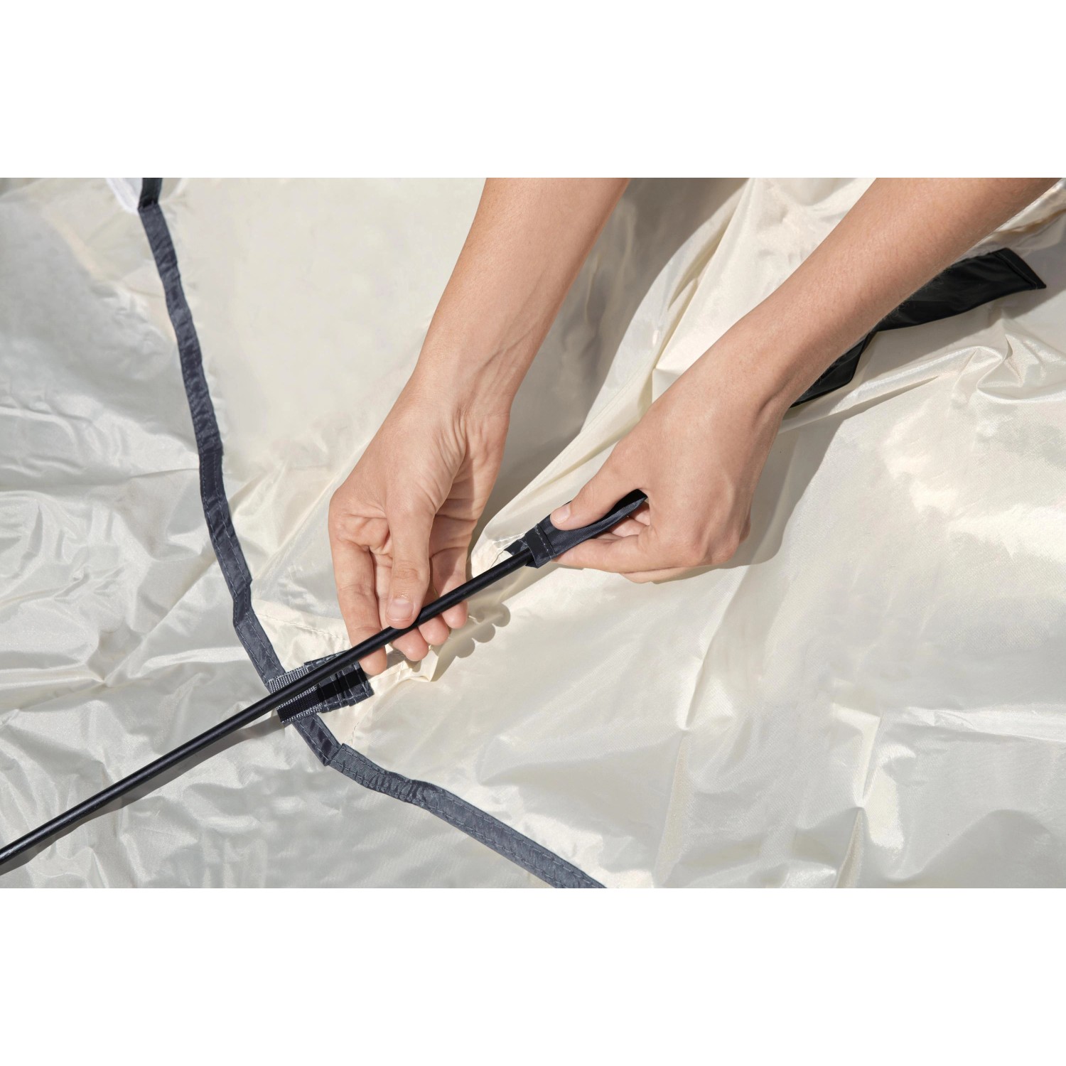 Assemblaggio del parasole Bestway LAY-Z-SPA, dettaglio del palo.