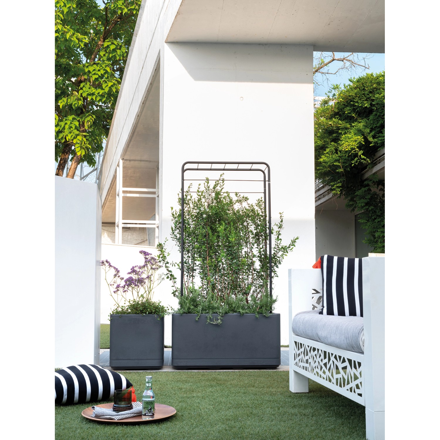 Grigliato nero Deroma per fioriera Cosmo, ideale per piante rampicanti in giardino.