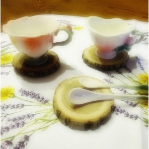 Tazze e cucchiai su fette di legno come accessori per modellare.