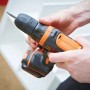 Avvitatore a batteria Black+Decker BDCDD12K in azione, tenuto in mano.
