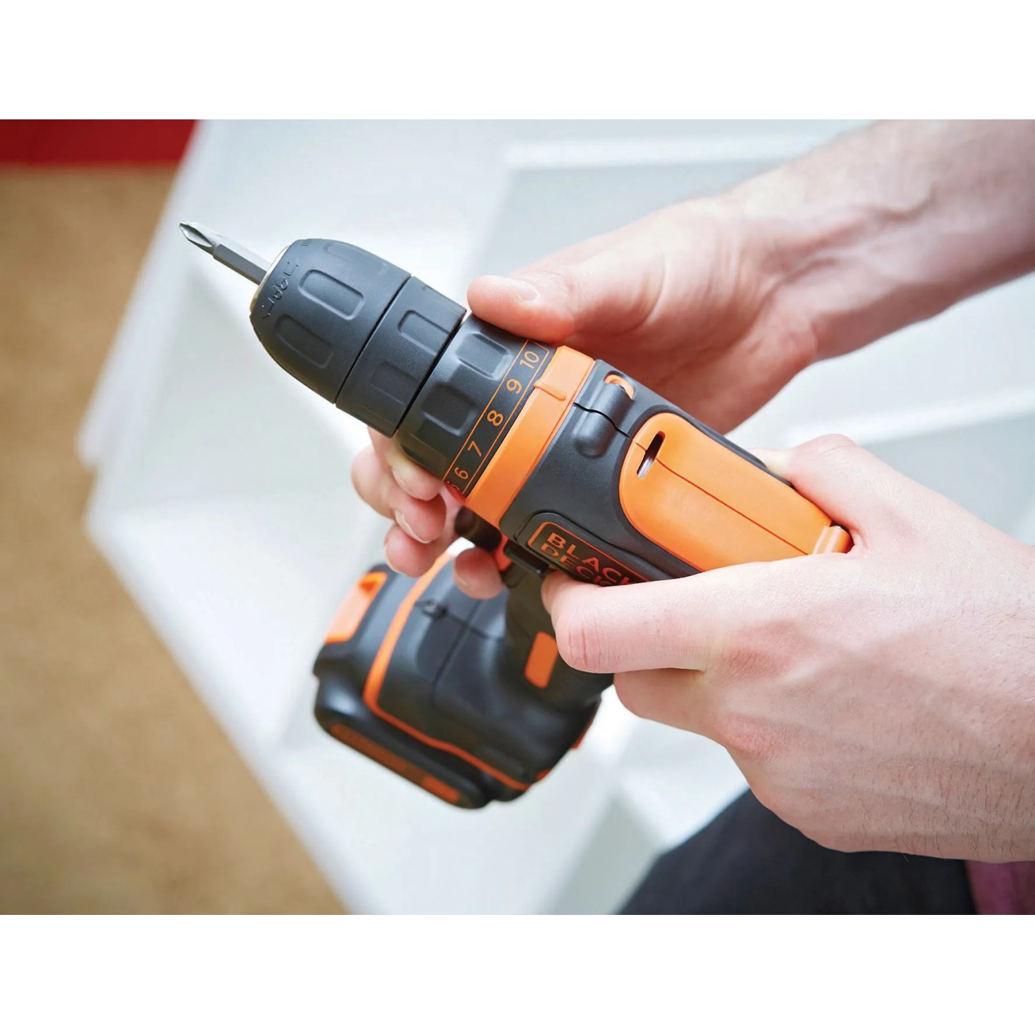 Avvitatore a batteria Black+Decker BDCDD12K in azione, tenuto in mano.