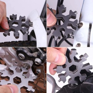 Moschettone t.b.t. a forma di fiocco di neve usato come attrezzo su una bicicletta.