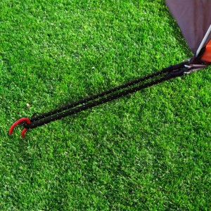 Cinghia di tensionamento t.b.t. con gancio su erba. Accessorio per campeggio e outdoor.