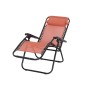 Lettino relax arancione con struttura nera per giardino o terrazza.