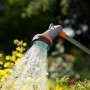 Lancia per irrigazione Gardena Comfort 90 cm mentre annaffia fiori gialli in giardino.