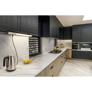 t.b.t. luce sottopensile in cucina moderna con piano di lavoro in marmo.