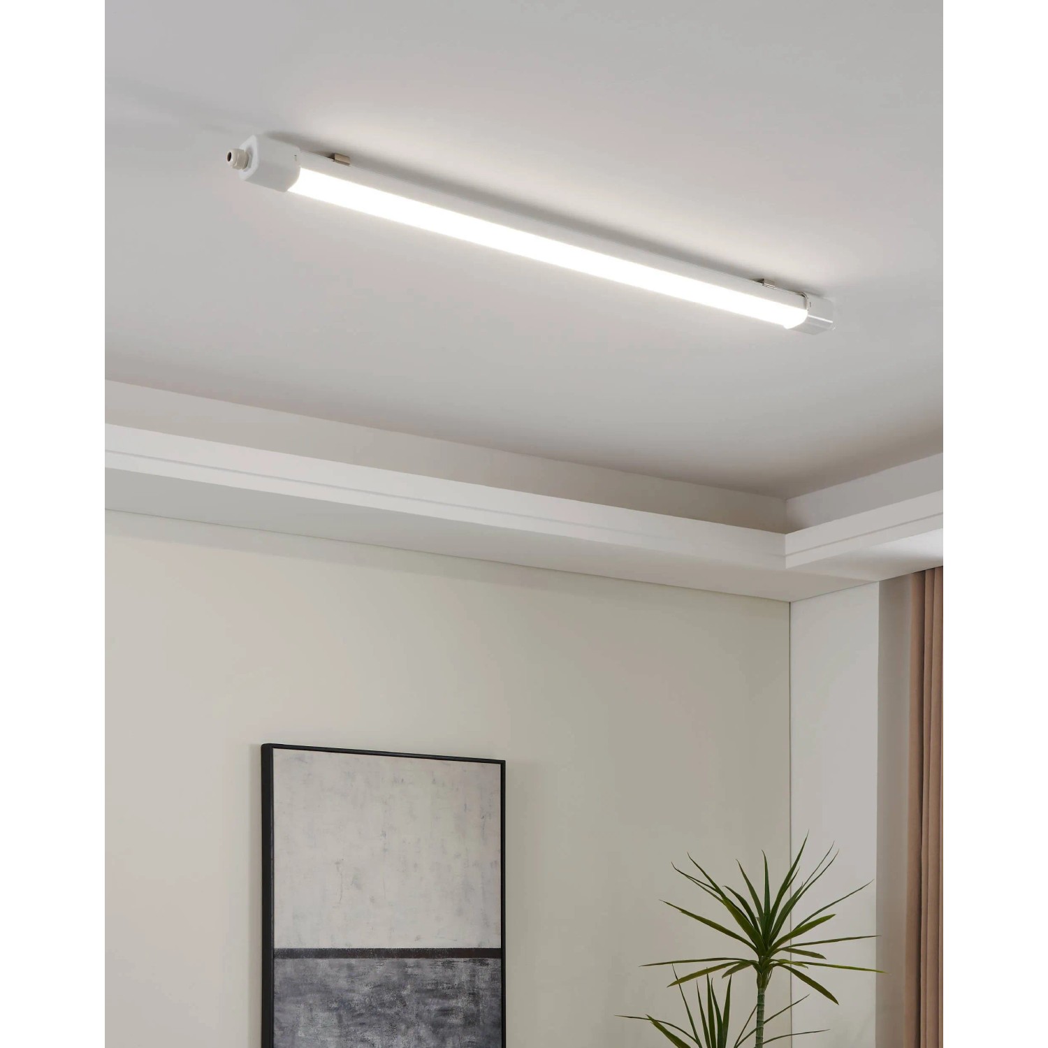 Lampada stagna a LED Eglo Slim bianca, 110,5 cm, montata a soffitto.