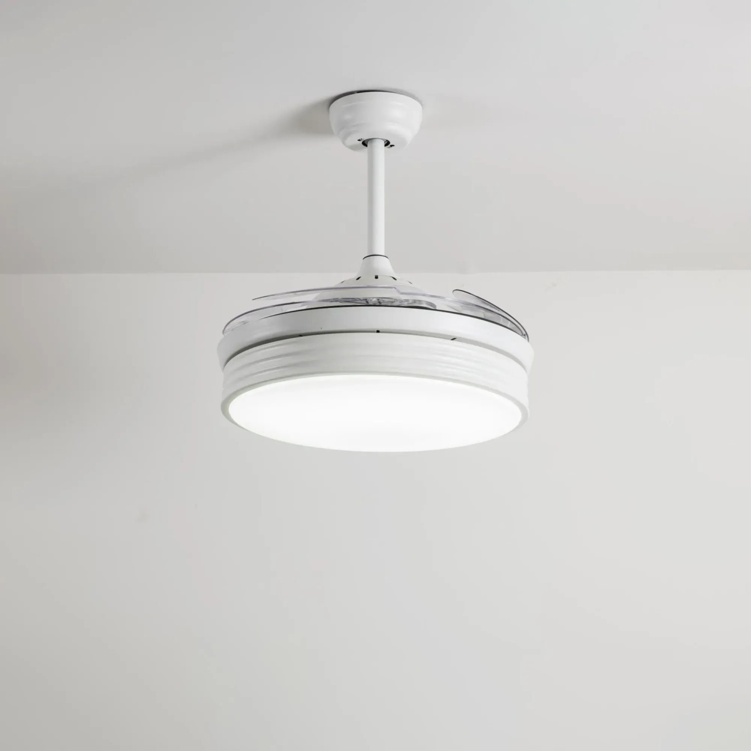 Ventilatore t.b.t. bianco con luce a soffitto.