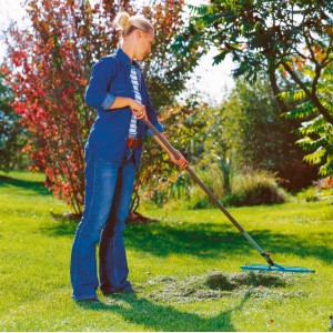 Donna rastrella il prato con rastrello Gardena combisystem 60 cm in giardino.