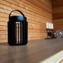 Lampada da tavolo solare a LED Lutec Kozy nera con struttura a griglia per il tavolo da giardino.