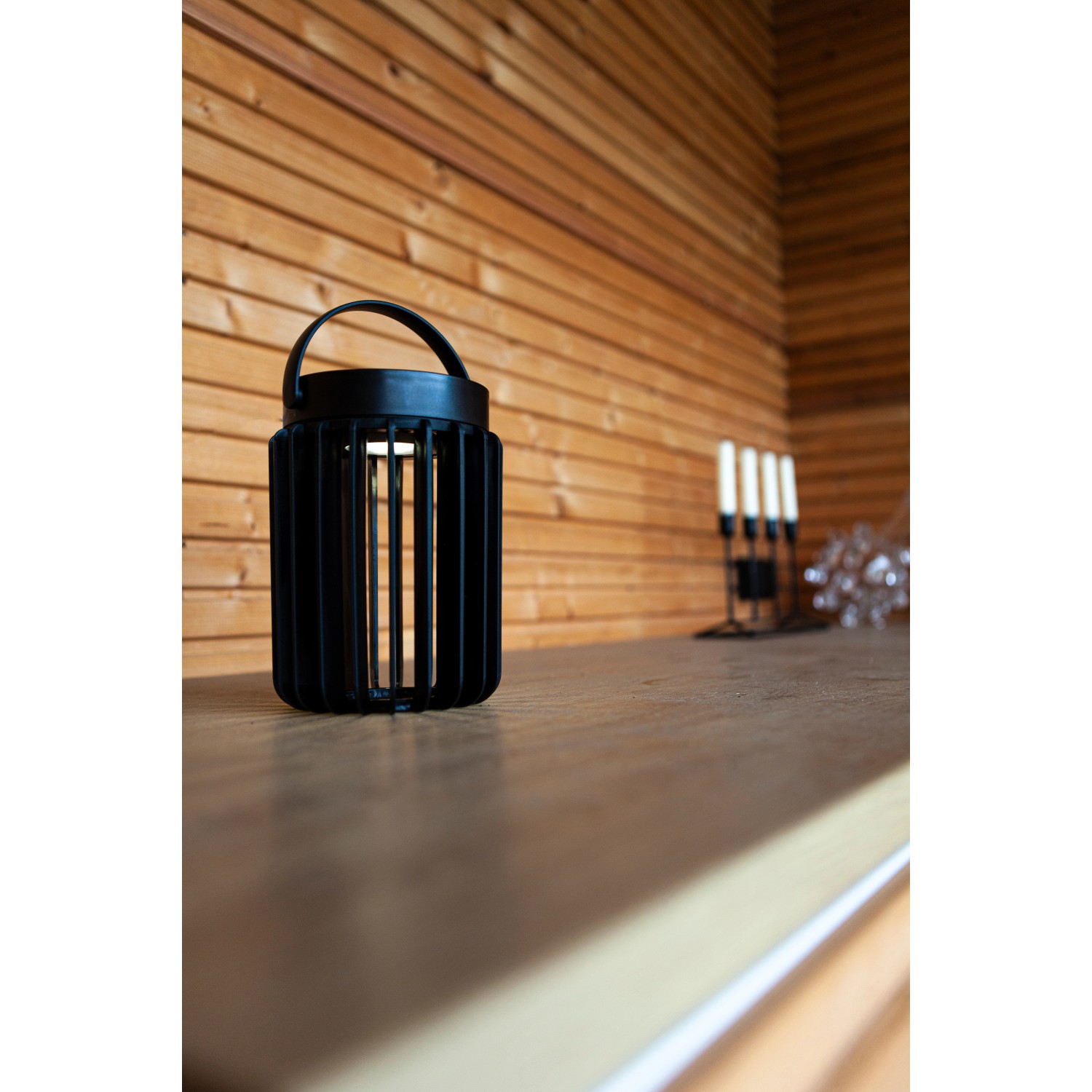 Lampada da tavolo solare a LED Lutec Kozy nera con struttura a griglia per il tavolo da giardino.