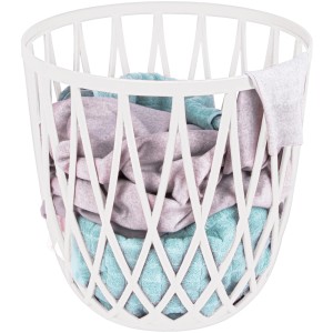 Sgabello da bagno Wenko Omio bianco usato come cesto biancheria pieno di tessuti.