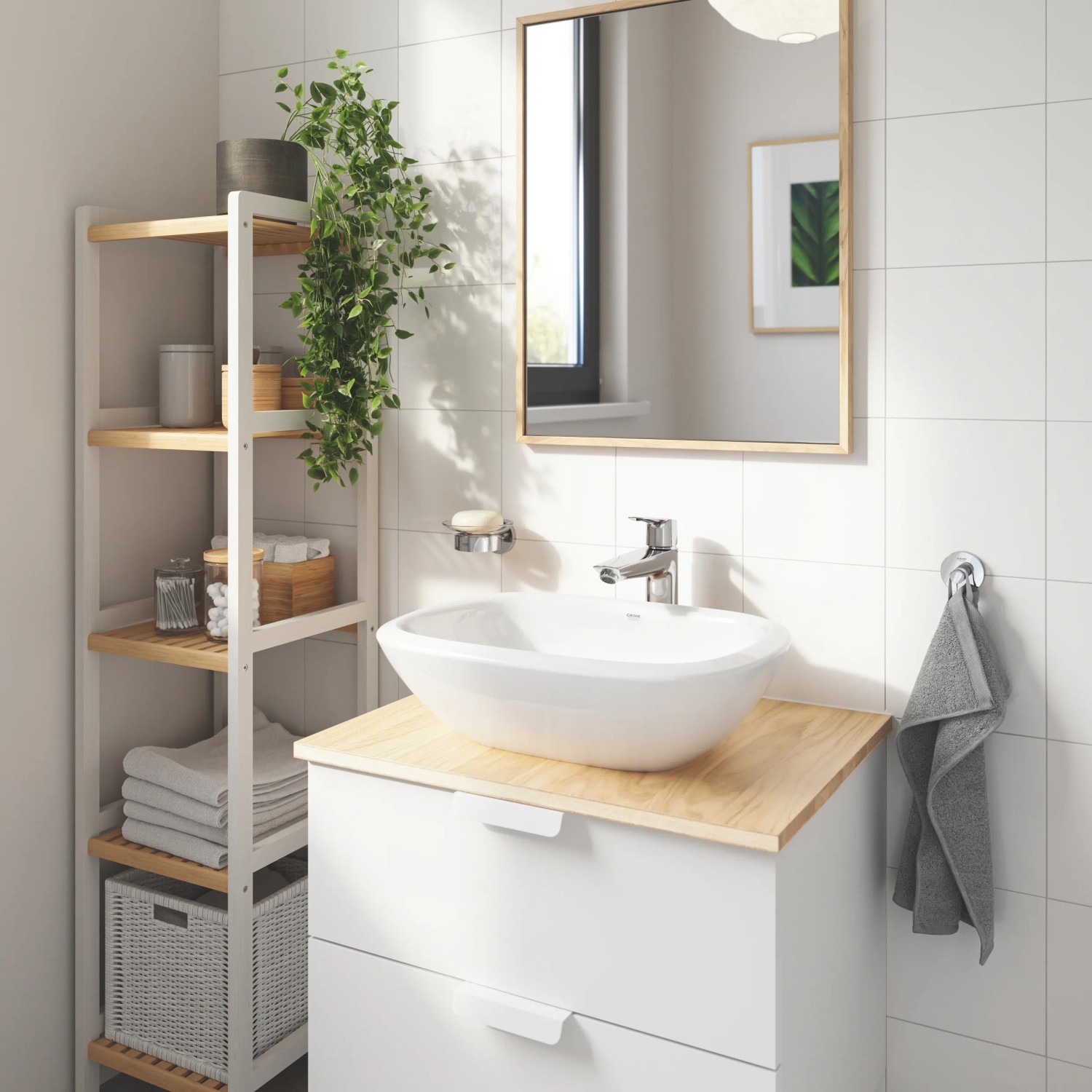 Bagno con miscelatore lavabo Grohe Start XL, lavabo d'appoggio e mobili bianchi.