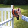 Levigatrice orbitale a batteria Black+Decker BDCROS18N mentre leviga una panca da giardino.