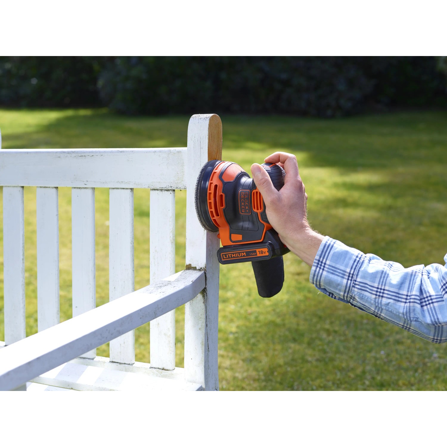 Levigatrice orbitale a batteria Black+Decker BDCROS18N mentre leviga una panca da giardino.