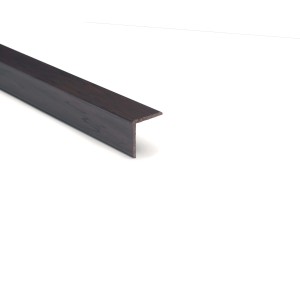 Dettaglio di un battiscopa t.b.t. in plastica marrone scuro.