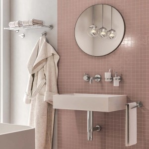Bagno moderno con lavabo, specchio, portasciugamani e accessori per doccia.