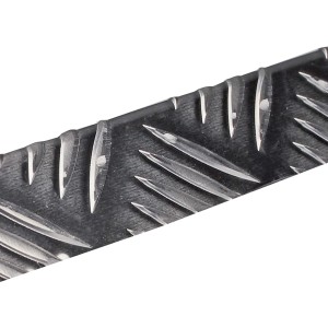 Primo piano di un profilo angolare in alluminio Arcansas argentato, equilatero, 15x15 mm.