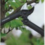 Cesoia a cricchetto Fiskars PowerGear L31 taglia ramo in giardino.