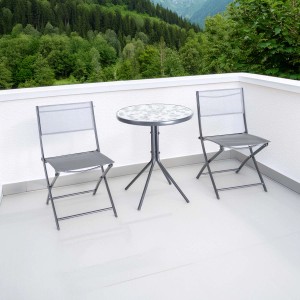 Set di mobili da giardino t.b.t. con tavolo e due sedie.