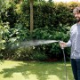 Uomo che irriga il giardino con lancia per irrigazione t.b.t.. Ideale per l'irrigazione del giardino.